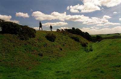 Ilustr. 1. Wał Offy na wzgórzu Llanfair w hrabstwie Shropshire, Anglia. Widać imponujący, dobrze zachowany zachodni wał i wschodni rów.