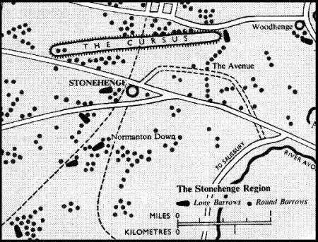 Ilustr. 2. Schematyczny plan części tzw. Zabytku Światowego Dziedzictwa Kulturowego Stonehenge (ang. Stonehenge World Heritage Site) przedstawiający kursus w Stonehenge (opisany jako “The Cursus”), słynny krąg Stonehenge, krąg znany jako Woodhenge, przypuszczalną aleję ceremonialną z epoki brązu (opisaną jako “The Avenue”; najprawdopodobniej ziemną konstrukcję krzywoliniową (ang. curvilinear earthwork) oraz liczne tzw. długie (ang. long barrows) i koliste (ang. round barrows) kurhany grobowe.